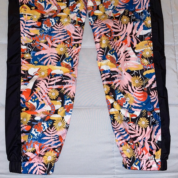 North Face Printed Hydrenaline 2000 Jogger Pants - Picture 6 of 11